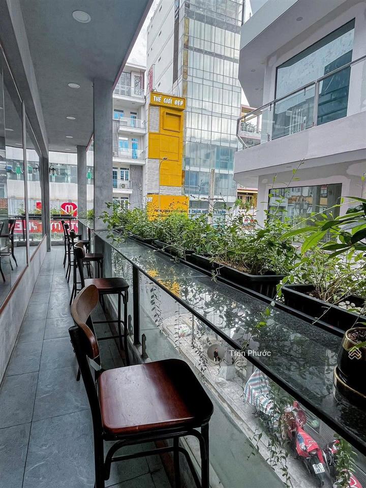 Cho thuê nhà góc 2mt 393 sư vạn hạnh, quận 10. dt 4.1x18m, 1 trệt 2 lầu trống suốt. giá 82 triệu