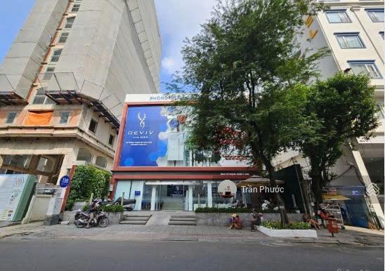Cho thuê nhà mt số 138 lý tự trọng phường bến thành quận 1, dt 18x33m kc 1 trệt 2 lầu trống suốt