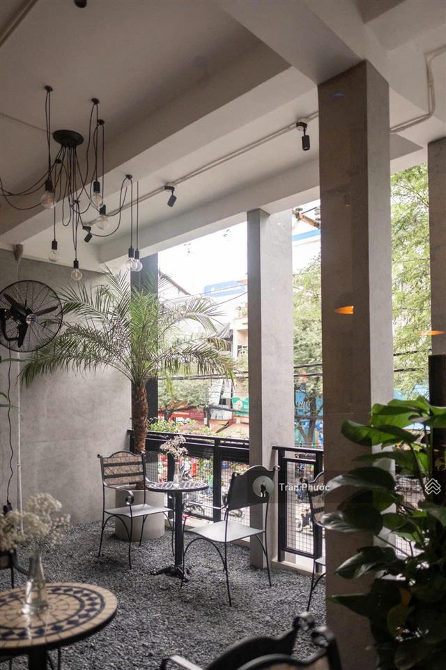 Cho thuê nhà mt 2628 nguyễn gia trí p25 quận bình thạnh  dt 8x20m 1 trệt 3 lầu trống suốt