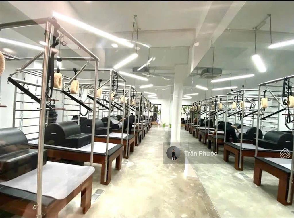 Cho thuê biệt thự sân vườn 181 hai bà trưng p.vts q3. dt 12x20 1 trệt 1 lầu sân vườn siêu đẹp
