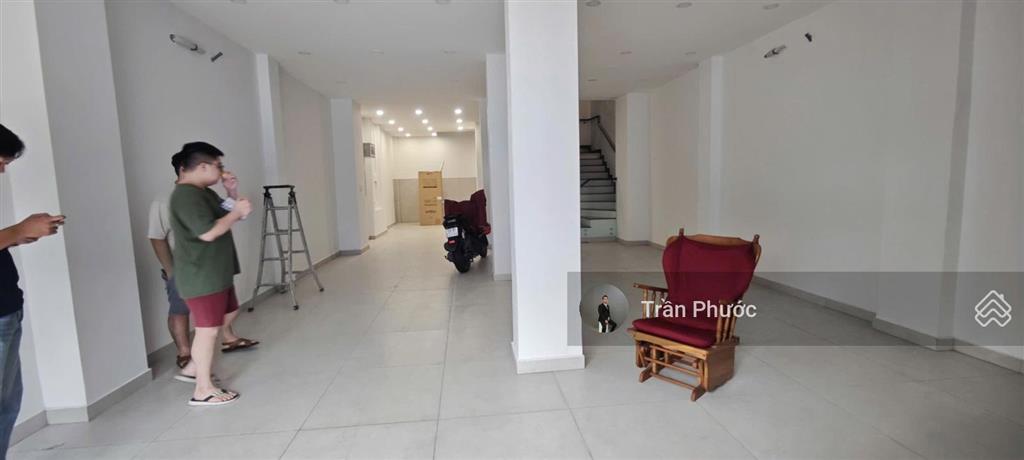 Cho thuê nhà mt 1517 cách mạng tháng tám p.bến thành q1. dt 6.5x19m 1 trệt 1 lầu trống suốt