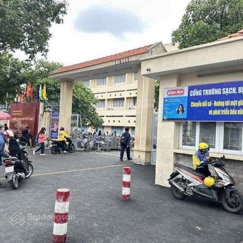 Bán nhà bình thạnh 5 tầng, hầm, thang máy, 10 phòng, dòng tiền 50tr/tháng giáp q1, giá 17,9 tỷ