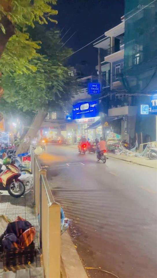 Bán nhà mặt tiền gần sân bay, đối diện cc hà đô, sát chợ, 5,2x19m, thu nhập sẵn 35tr/th, 18 tỷ