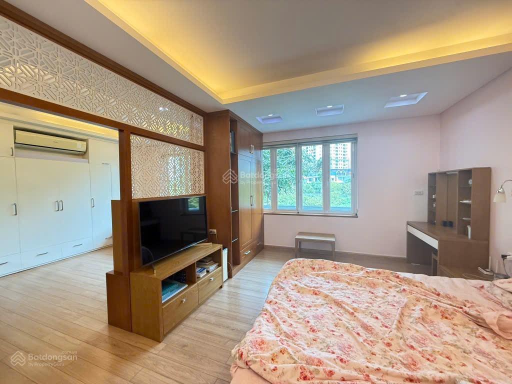 Biệt thự trung văn 179m x 5 tầng ,thang máy nhập khẩu,gara 4 ô tô ,view công viên thoáng vĩnh viễn.