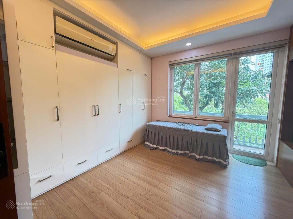 Biệt thự trung văn 179m x 5 tầng ,thang máy nhập khẩu,gara 4 ô tô ,view công viên thoáng vĩnh viễn.