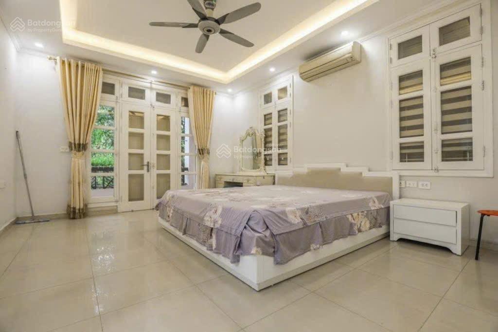 Biệt thự trung văn 179m x 5 tầng ,thang máy nhập khẩu,gara 4 ô tô ,view công viên thoáng vĩnh viễn.