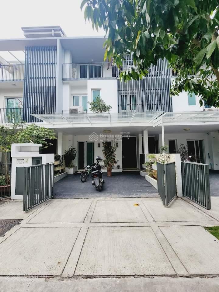 Gia đình cần bán bán biệt thự parkcity hà nội, 120m2, mặt tiền 6m, giá hợp lý