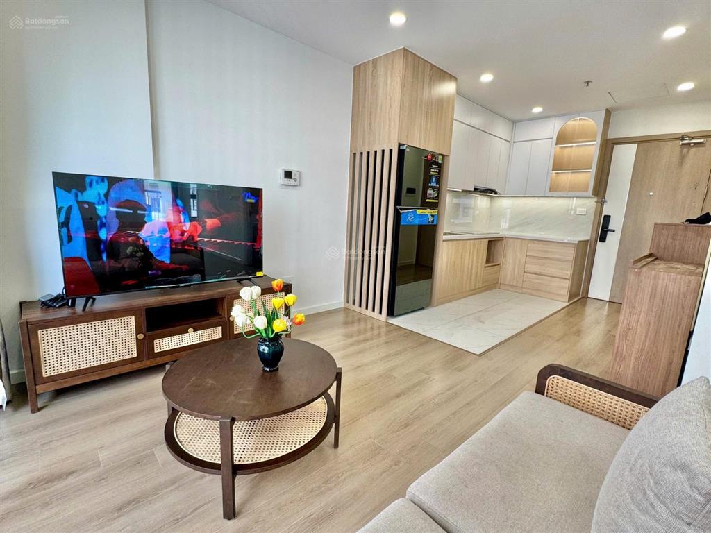 Chính chủ bán gấp trong tuần ch 2pn +1, dt 63.8m2, giá 5.5 tỉ the imperia smart city.  0824 554 ***