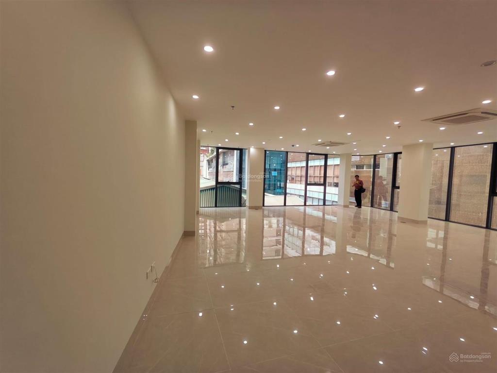 Bán tòa nhà văn phòng lê văn lương, 120m2 x 9 tầng có hầm x 12m mặt tiền x 70 tỷ. không quy hoạch.