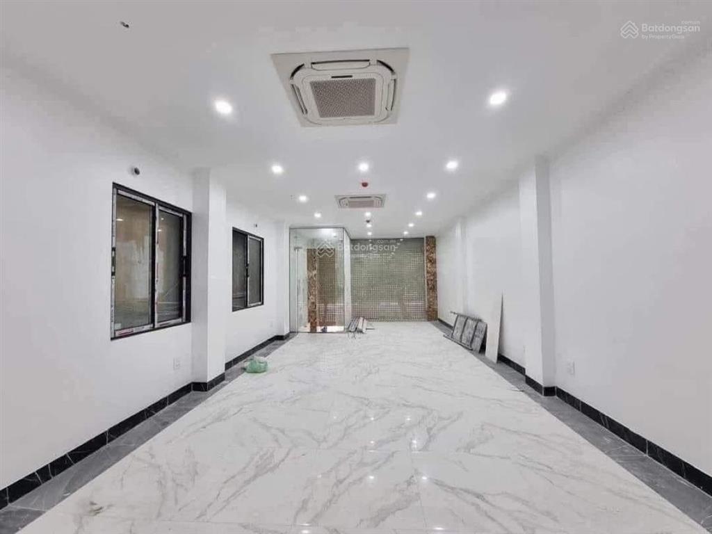 Siêu hiếm toà nhà văn phòng hoàng quốc việt 80m2 x 8 tầng x 5m mặt tiền x 50 tỷ. vỉa hè, ô tô tránh