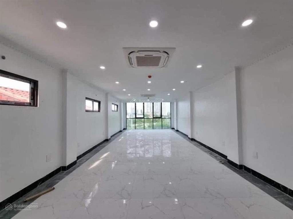 Siêu hiếm toà nhà văn phòng hoàng quốc việt 80m2 x 8 tầng x 5m mặt tiền x 50 tỷ. vỉa hè, ô tô tránh