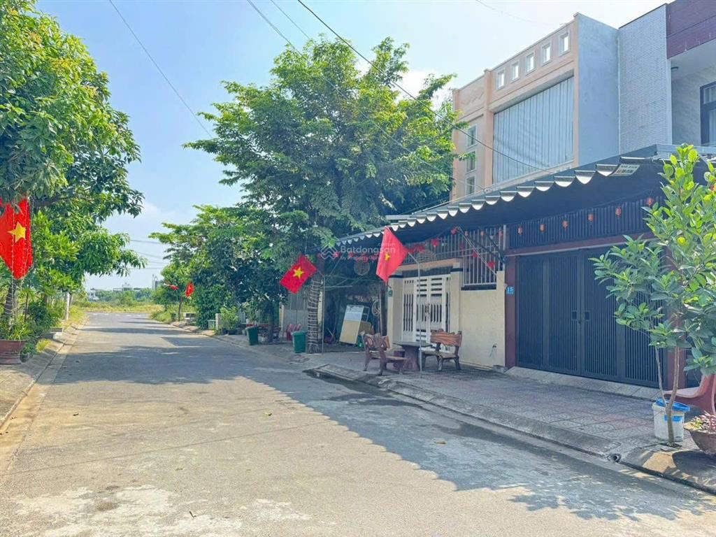 Bán nhà 4 tầng góc 2 mặt tiền trần đức thảo  vị trí kinh doanh đẹp. dt 117m2 giá 17.5 tỷ