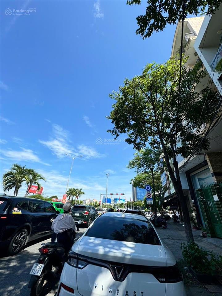 Nếu bạn cần nhà mặt phố tại khu trung tâm thành phố với nhiều tiện ích xung quanh, chúng tôi có!