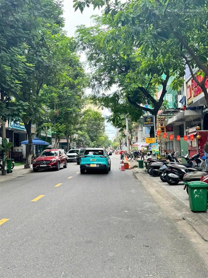 Cần bán nhà 3 tầng đường lê quang đạo  phố tây sầm uất. dòng tiền 30tr/tháng