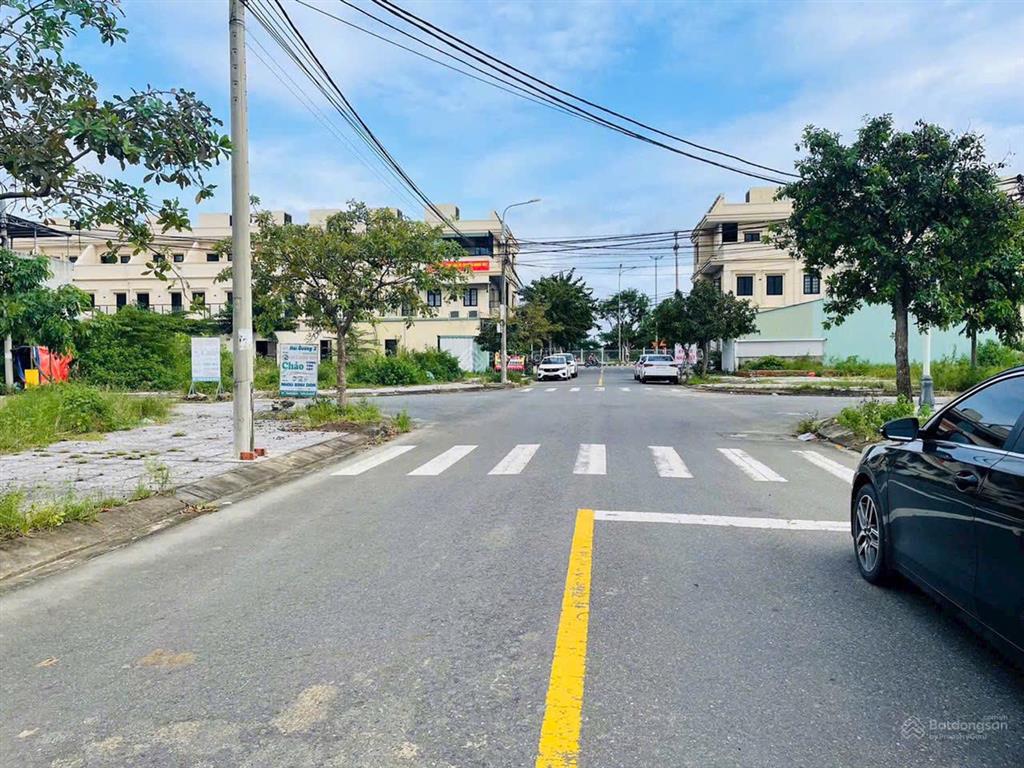 *nhà nhà 3 tầng, đường nguyễn tri phương, đối diện công viên 293, dt 120m2, giá 15,5 tỷ t