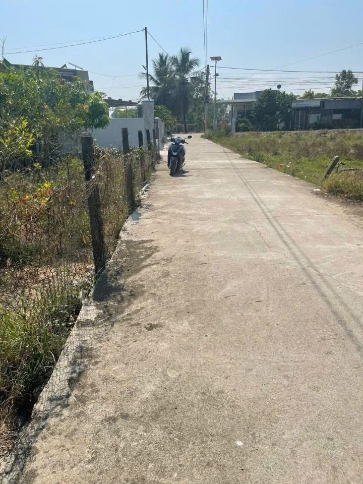 BÁN LÔ ĐẤT ĐẸP Ở DIÊN THỌ . DT 733m2 CÓ 70m2 THỔ . NGANG 20m . GIÁ 3,5 TỶ CÒN BỚT CHO KHÁCH THIỆN CHÍ