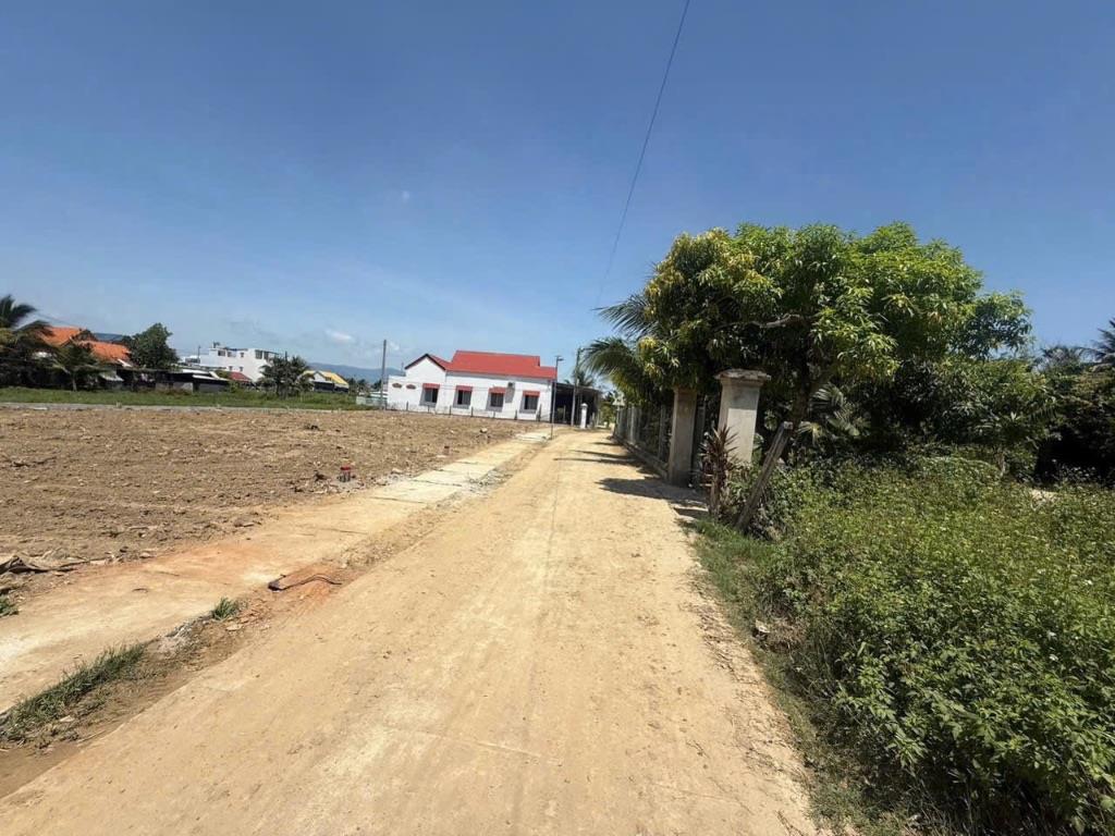 BÁN LÔ ĐẤT ĐẸP Ở DIÊN PHÚ , DIÊN KHÁNH . DT 95m2 , FULL THỔ . ĐƯỜNG BETONG THÔNG . GIÁ 849 TRIỆU 