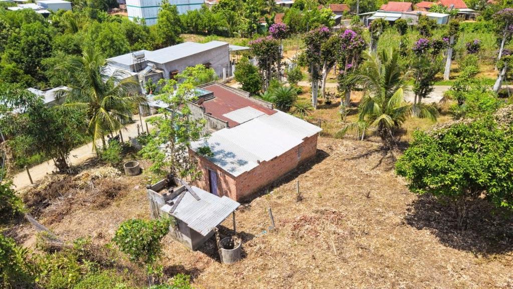 BÁN LÔ ĐẤT CÓ NHÀ CẤP 4 Ở KHÁNH ĐÔNG ,KHÁNH VĨNH. DT 1165m2 CÓ 300m2 THỔ . GIÁ 1 TỶ 199 TRIỆU 