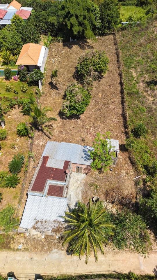 BÁN LÔ ĐẤT CÓ NHÀ CẤP 4 Ở KHÁNH ĐÔNG ,KHÁNH VĨNH. DT 1165m2 CÓ 300m2 THỔ . GIÁ 1 TỶ 199 TRIỆU 