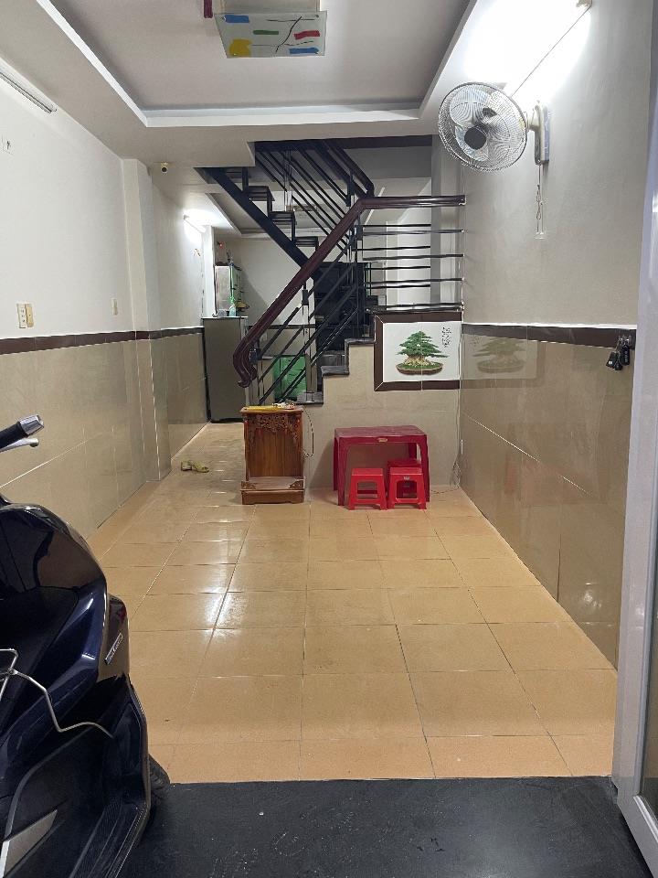 Chính chủ cho thuê nhà mặt tiền ở đường Giải Phóng , Tân Bình . 3 PN , 1 phòng thờ , 3 wC . Có chỗ để xe oto . GIÁ 16 tr