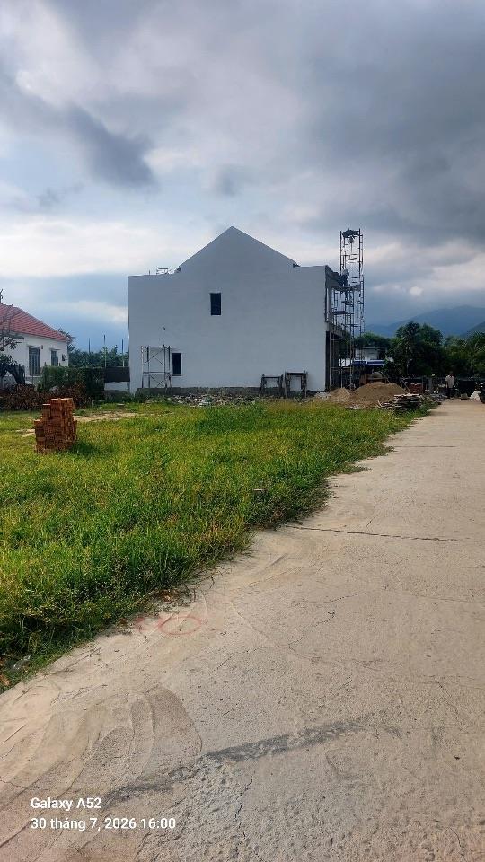 Chính chủ bán lô đất đẹp ở Diên Phú, D Khánh . DT 110,7m2 , full thổ . Vị trí đẹp . Giá chỉ 849 triệu bao giấy tờ