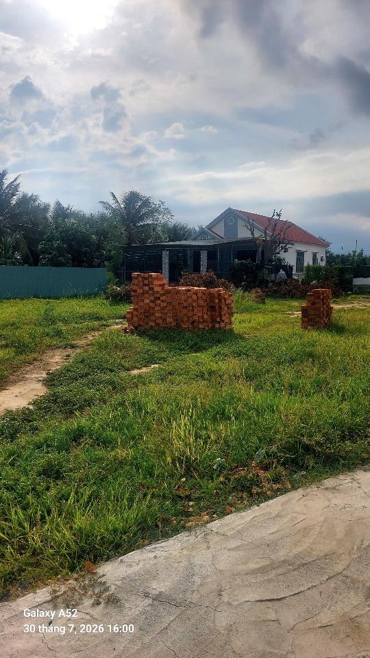 Chính chủ bán lô đất đẹp ở Diên Phú, D Khánh . DT 110,7m2 , full thổ . Vị trí đẹp . Giá chỉ 849 triệu bao giấy tờ