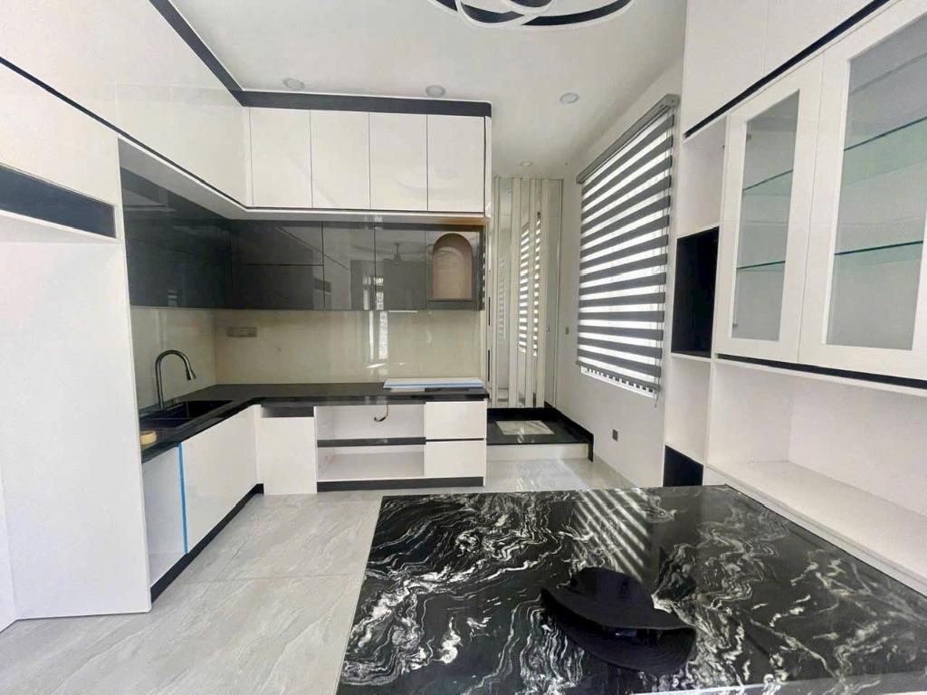 Bán nhà mới mặt tiền đường Phan Vinh , TP Nha Trang . Nhà 1 trệ 3 lầu đúc . Gần biển Trần Phú , chợ Bình Tân,NV Tâm Trí