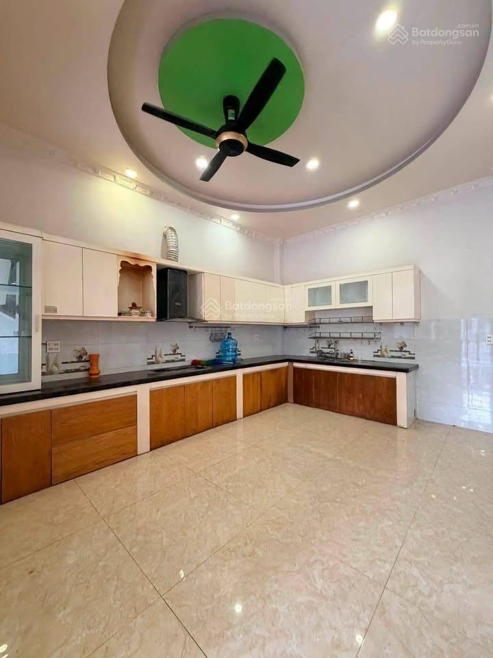 Cho thuê biệt thự 150m2 gần chợ dĩ an, 3 tầng mặt tiền kinh doanh. 3pn