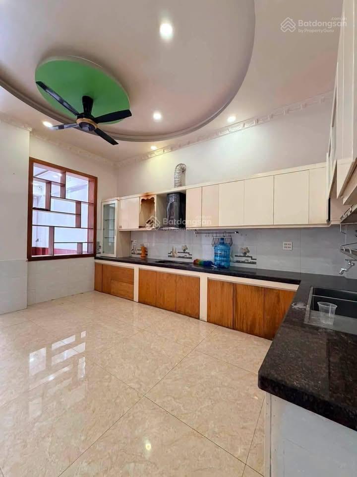 Cho thuê biệt thự 150m2 gần chợ dĩ an, 3 tầng mặt tiền kinh doanh. 3pn