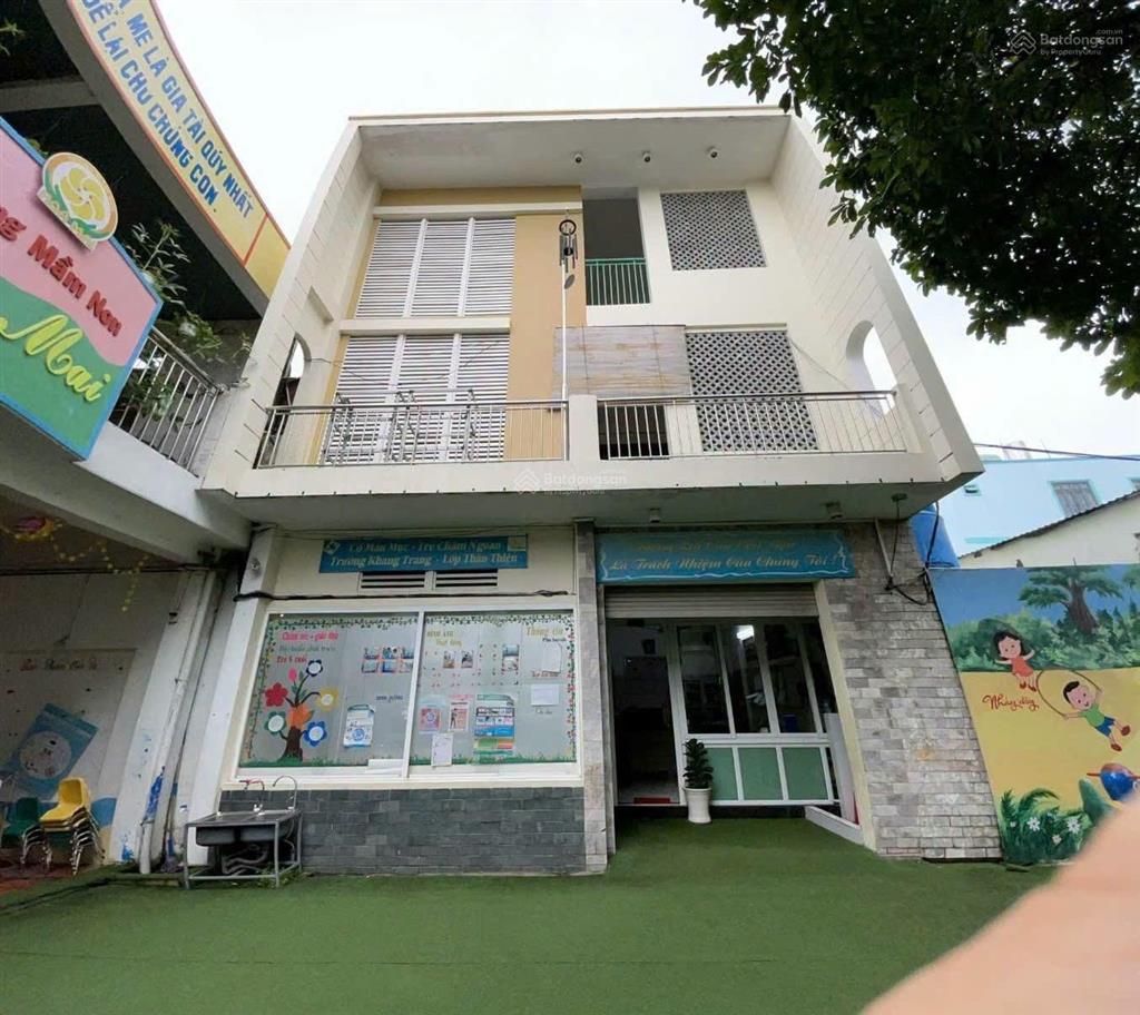 Bán 700m2, đất có sẵn nhà 1 trệt 2 lầu trường mầm non, giá 18,5 tỷ. thu 55tr/tháng. 2 mặt tiền