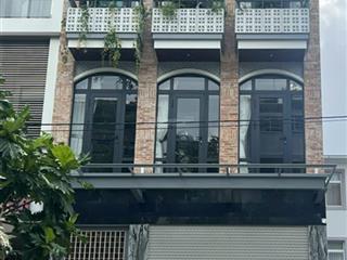 Cần bán gấp nhà phố đường cao triều phát, phú mỹ hưng giá giảm mạnh từ 30.5 tỷ còn 28.5 tỷ