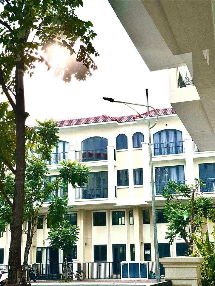 Cho thuê nhà phố 1 trệt 1 lửng 2 lầu, 5 phòng, 3 wc.  0968 539 ***