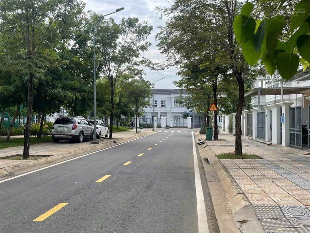 Cần bán gấp shophouse 5x20  100m2, 1 trệt 2 lầu dự án thăng long home hiệp phước, giá 6 tỷ