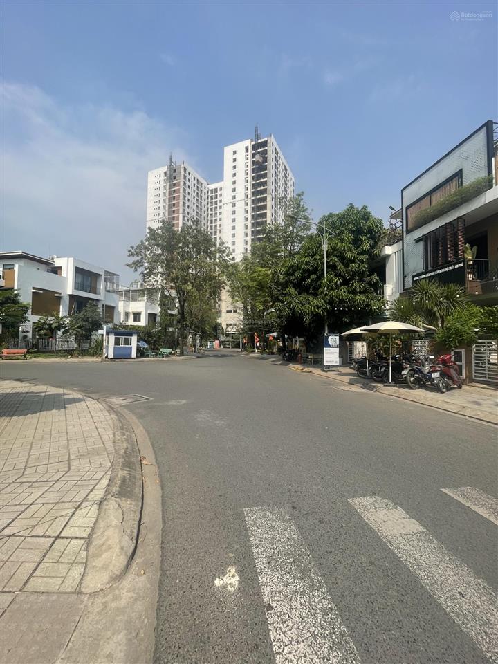 Cần bán nhà phố 1 trệt 2 lầu, đã hoàn thiện, 5x28137m2, giá 12 tỉ, kdc thăng long home hưng phú