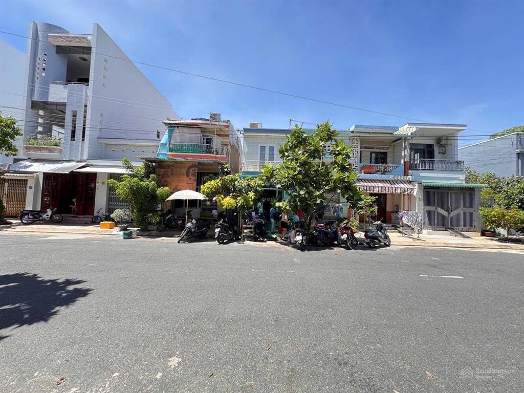 Bán nhà 2 tầng đường nhựa 16 mét . cách biển 500 mét