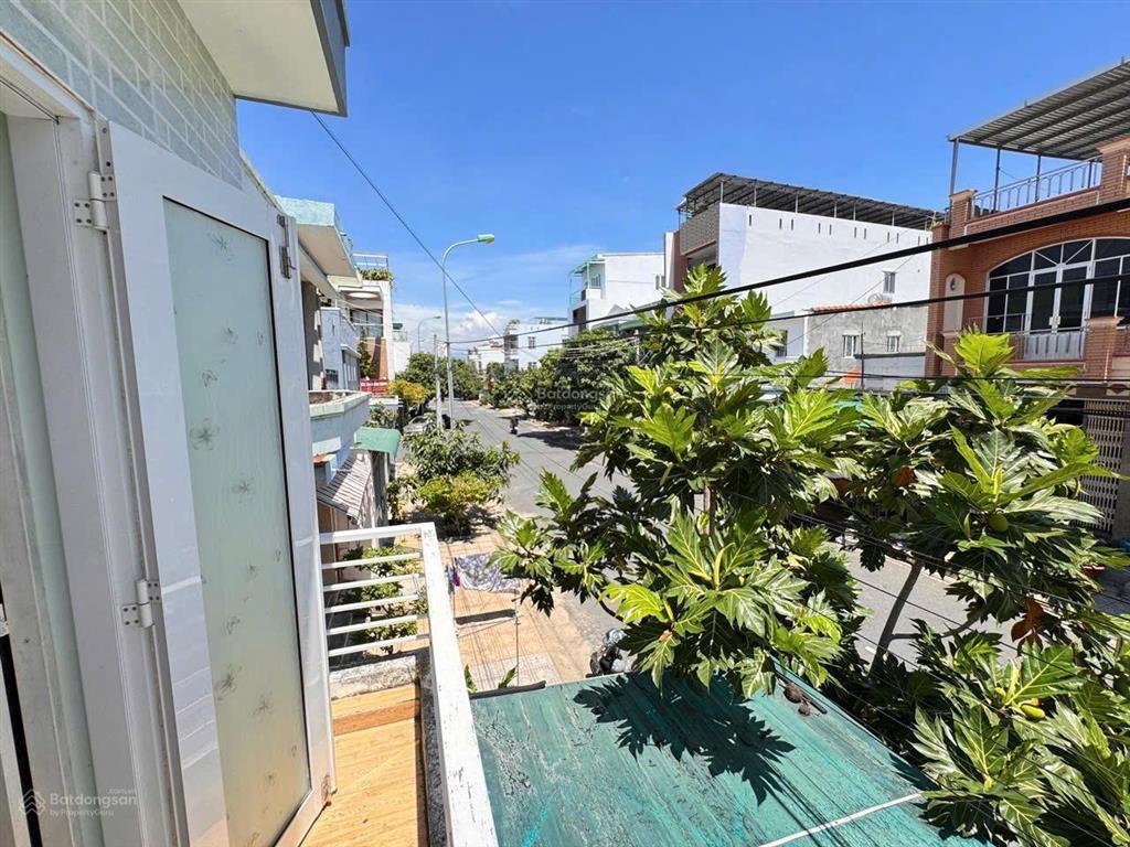 Bán nhà 2 tầng đường nhựa 16 mét . cách biển 500 mét