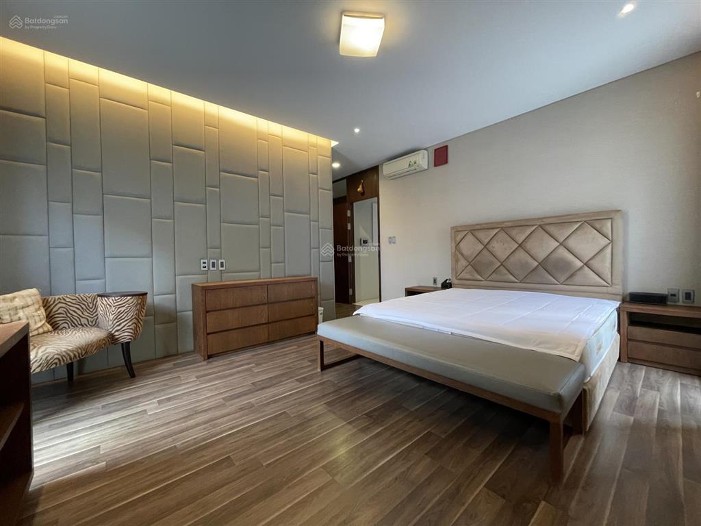 Cho thuê biệt thự phú mỹ hưng 200m², hầm + 3 lầu, 4pn, có phòng karaoke