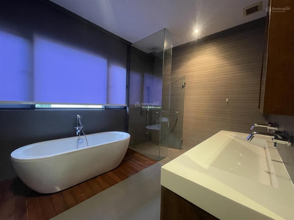 Cho thuê biệt thự phú mỹ hưng 200m², hầm + 3 lầu, 4pn, có phòng karaoke