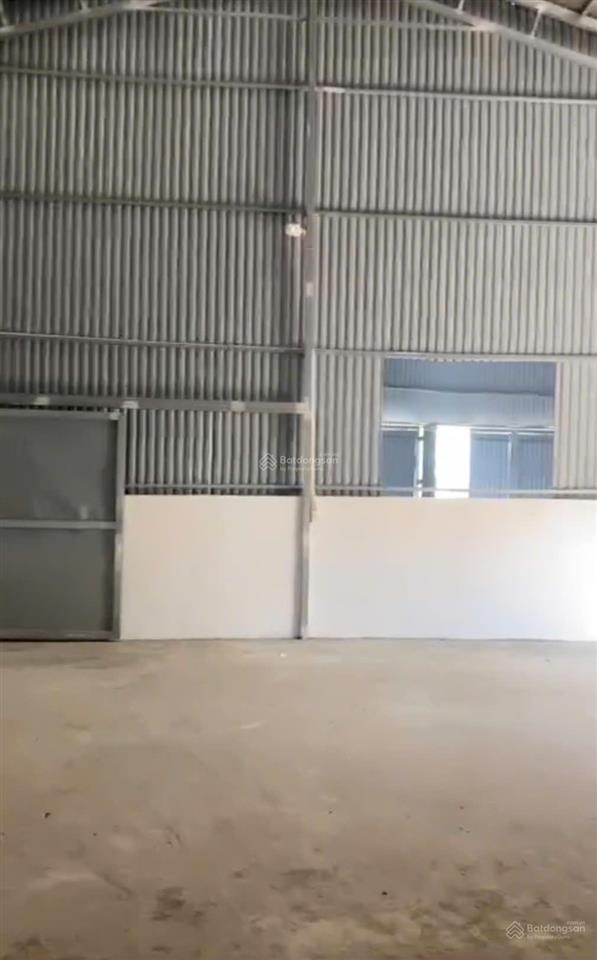 Cho thuê kho xưởng tại p cự khối long biên. diện tích 400m2 , trần cao 9m