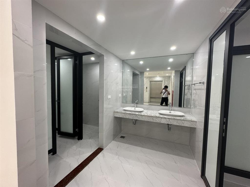 Bán nhà 11 hàng chuối chính chủ 9 tầng + hầm