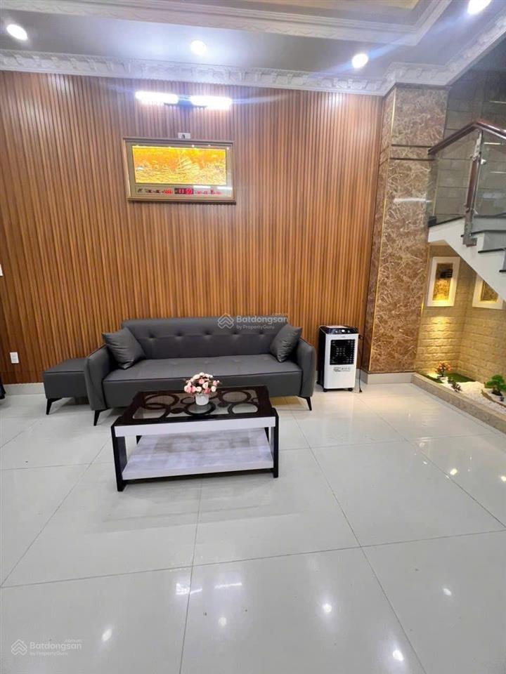 Cho thuê nhà có sân đậu xe 4pn giáp quận 7 ở liền
