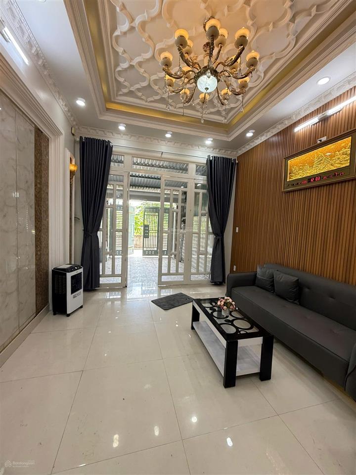 Cho thuê nhà có sân đậu xe 4pn giáp quận 7 ở liền