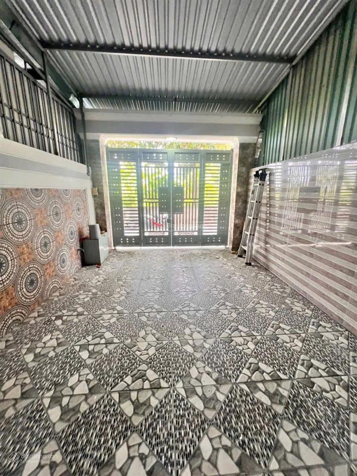 Cho thuê nhà có sân đậu xe 4pn giáp quận 7 ở liền