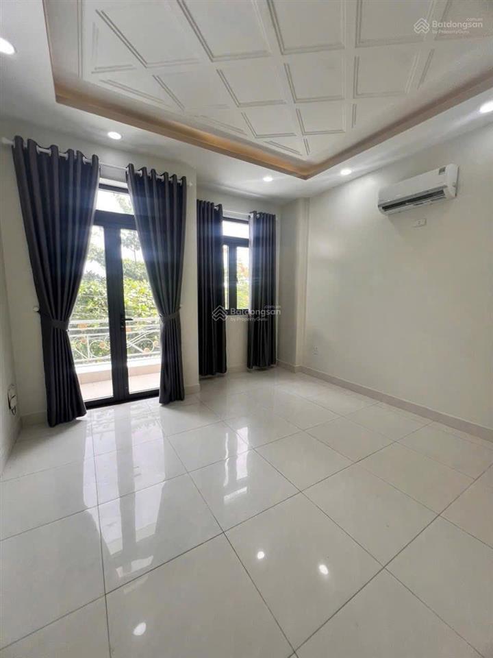 Cho thuê nhà có sân đậu xe 4pn giáp quận 7 ở liền
