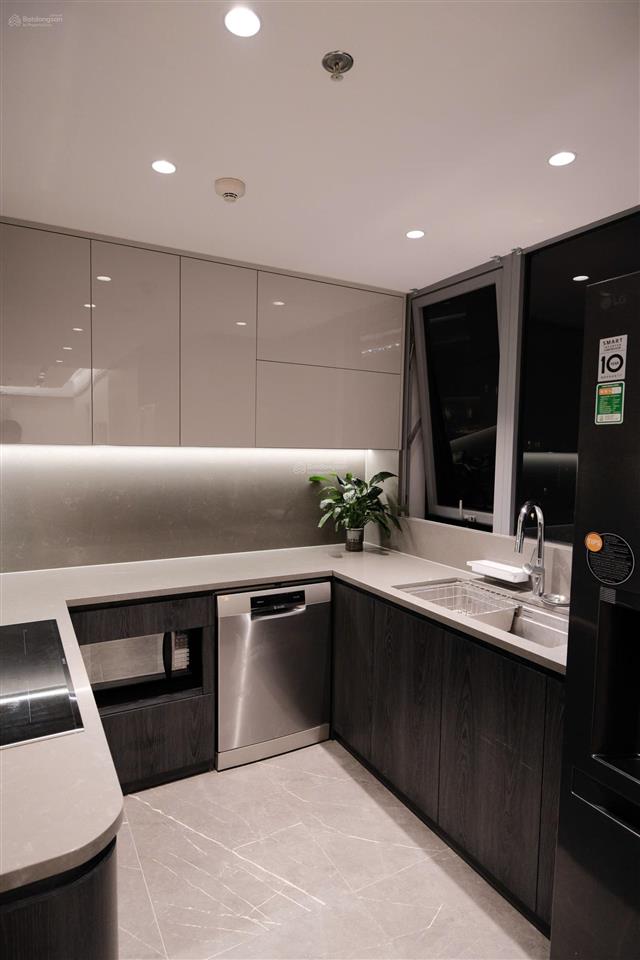 Căn 2 ngủ royal city 110m2 view bể bơi siêu đẹp, full đồ ở ngay