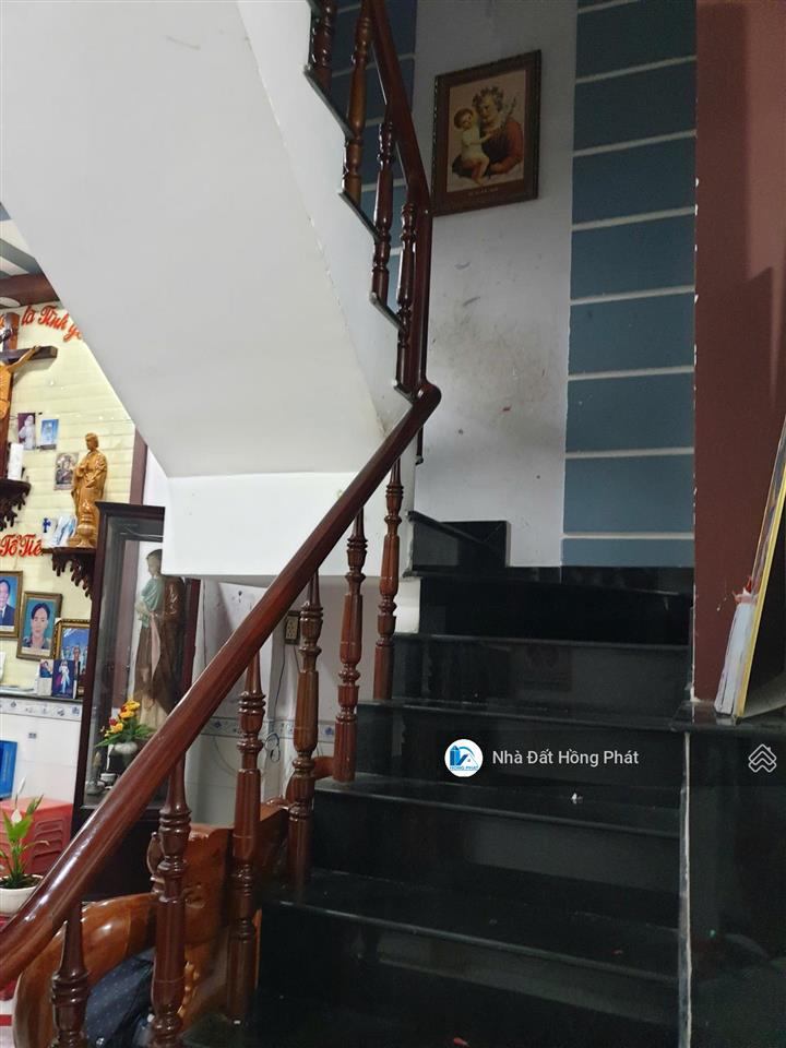 Bán gấp nhà dt 6,2m*12m, 2 lầu, sổ hồng riêng, gần ngã 3 chợ bùi môn  hóc môn