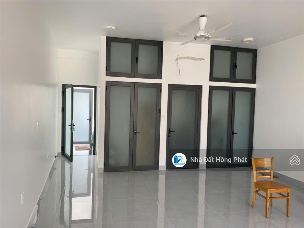 Bán gấp nhà 5m, hậu 6.2m x 22m, 3 lầu, hẻm phan đình phù, q. tân phú