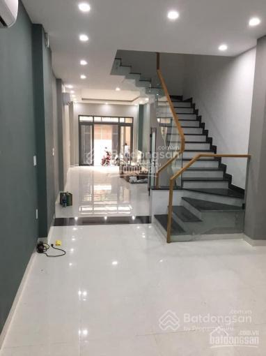 Cho thuê nhà mặt tiền hoàng sa, quận 3. dt 10x30m, 1 trệt, 3 lầu. dtsd 1.200m2