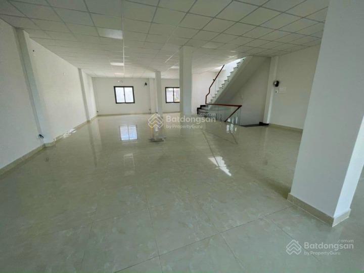 Cho thuê nhà mặt tiền hoàng sa, quận 3. dt 10x30m, 1 trệt, 3 lầu. dtsd 1.200m2