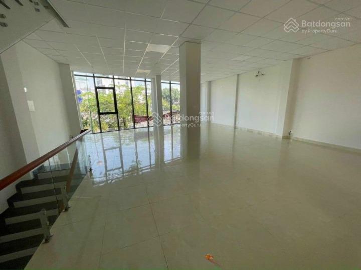 Cho thuê nhà mặt tiền hoàng sa, quận 3. dt 10x30m, 1 trệt, 3 lầu. dtsd 1.200m2